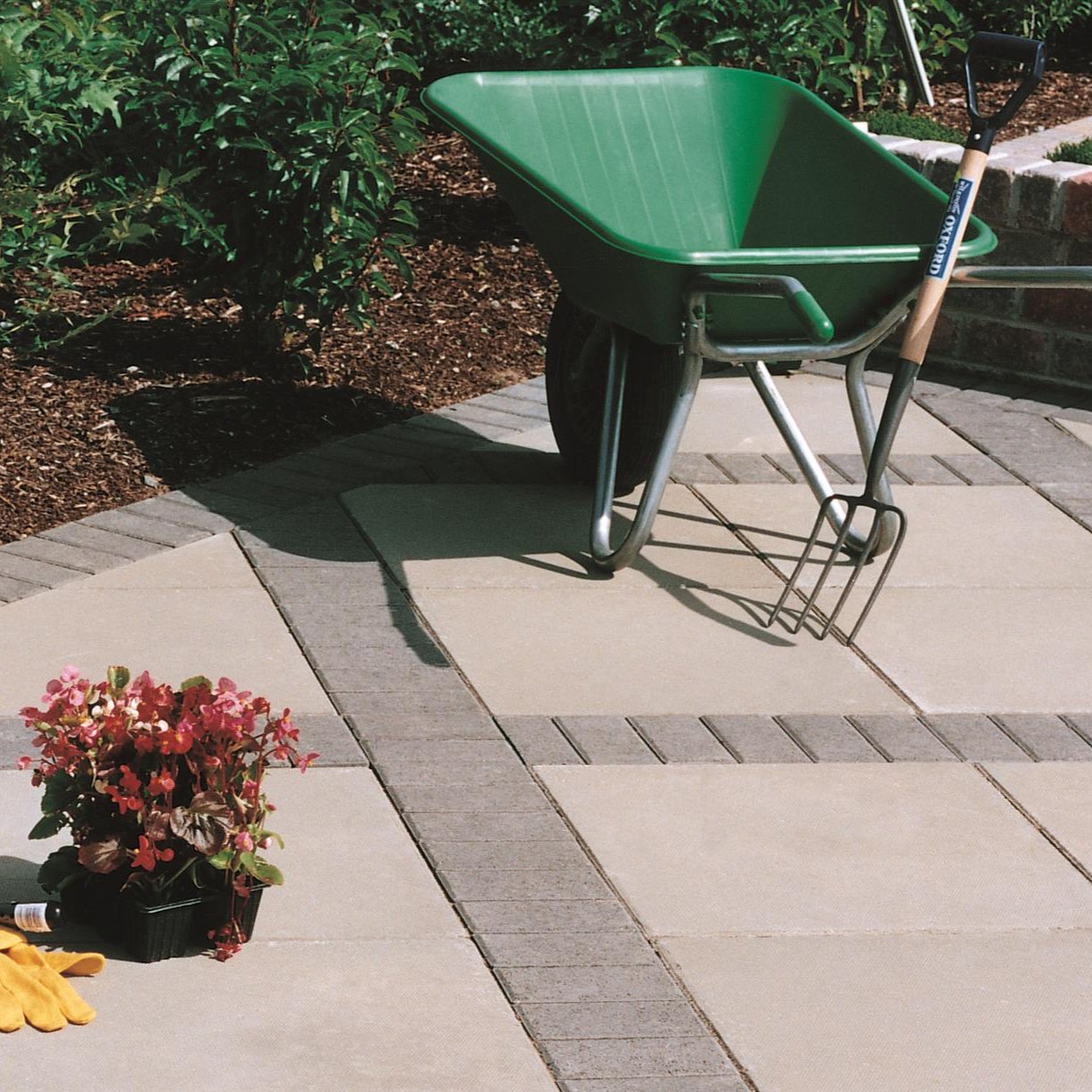 tobermore standard flags natural with pedesta charcoal